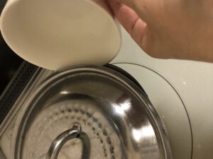 キャラメルソースを作る鍋に水を入れる